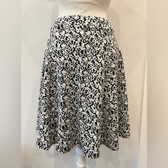 Paraphrase Black & White Patterned Skirt - Medium - Picture 2 of 9